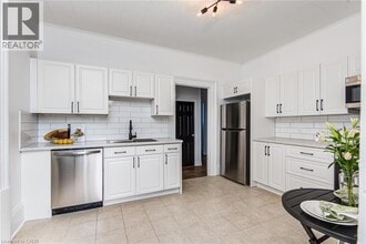 Building Photo - 255 Raglan St