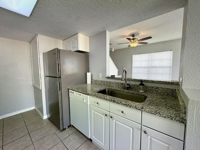 Building Photo - Contemporary Townhome for Rent in Davenpor...