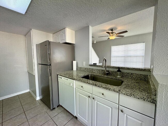 Foto del edificio - Contemporary Townhome for Rent in Davenpor...