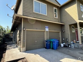 Building Photo - 3745-3749-3749 SE 127th Pl
