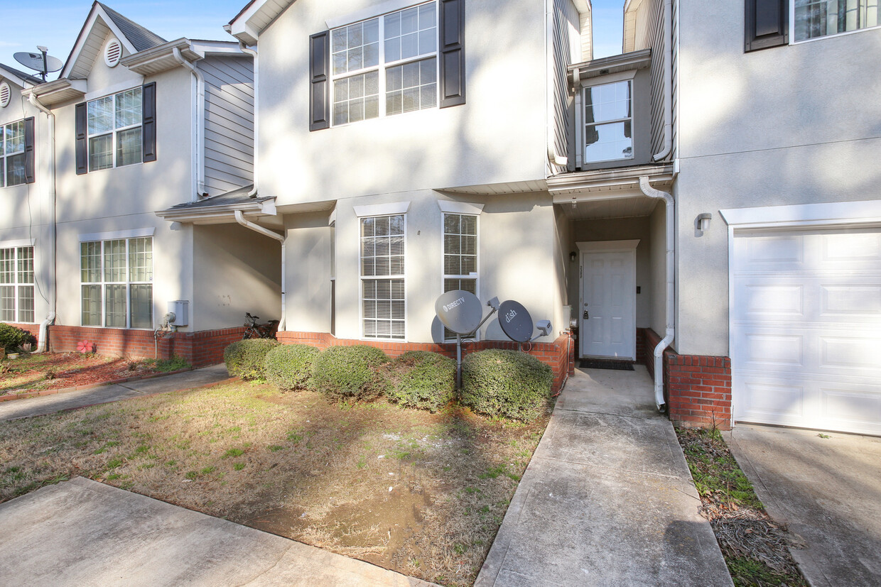 Foto principal - Lake view, 4b/2.5ba Jonesboro Townhome!!