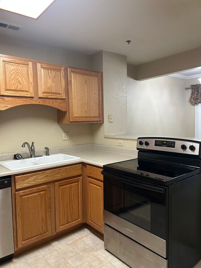 Foto del edificio - $1495/Mos 1 Bed 1 Bath Lower Level Condo i...