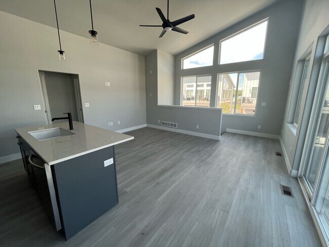 Building Photo - MODERN 1 BEDROOM, 1 BATHROOM TWINHOME WITH...