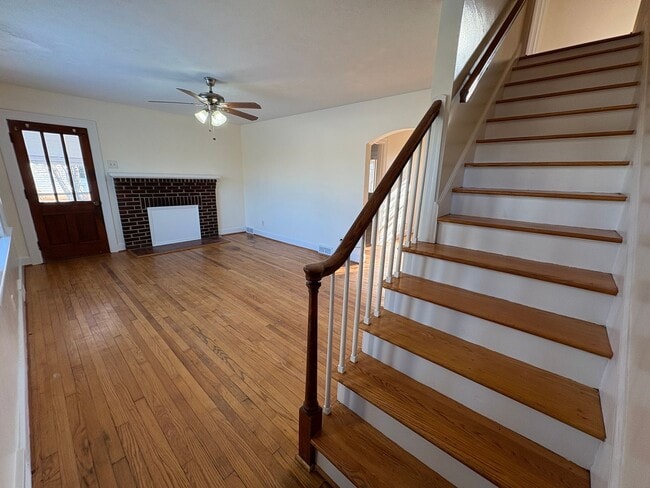 Building Photo - Beautiful house near Univeristy of Lynchburg! Four bedrooms, two bath!