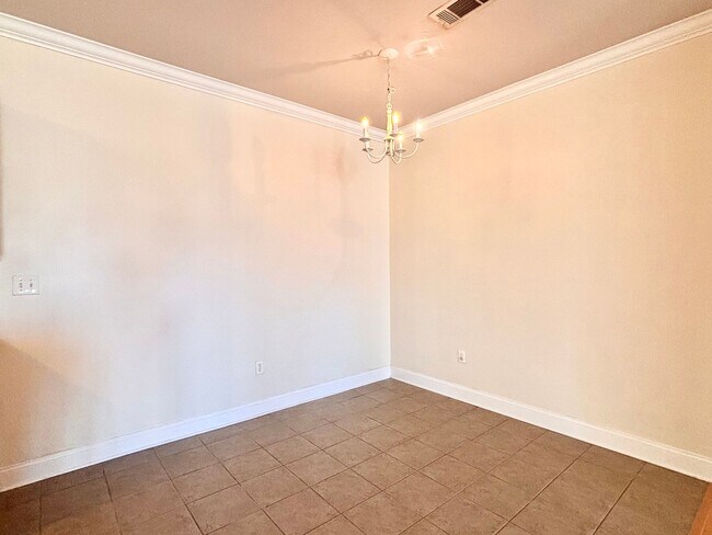 Building Photo - 3 Bedroom Condo Near LSU! Located in a gat...