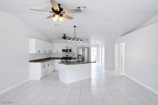 Foto del edificio - 2926 SE Santa Barbara Pl