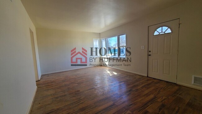 Building Photo - 3 Bedroom House | 1 Car Garage | Fenced Ba...