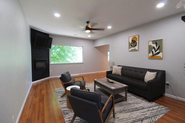 Building Photo - 221 Alleghany Dr