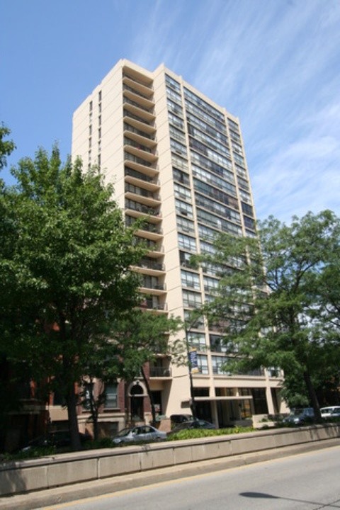 Building Photo - 1540 N LaSalle Dr