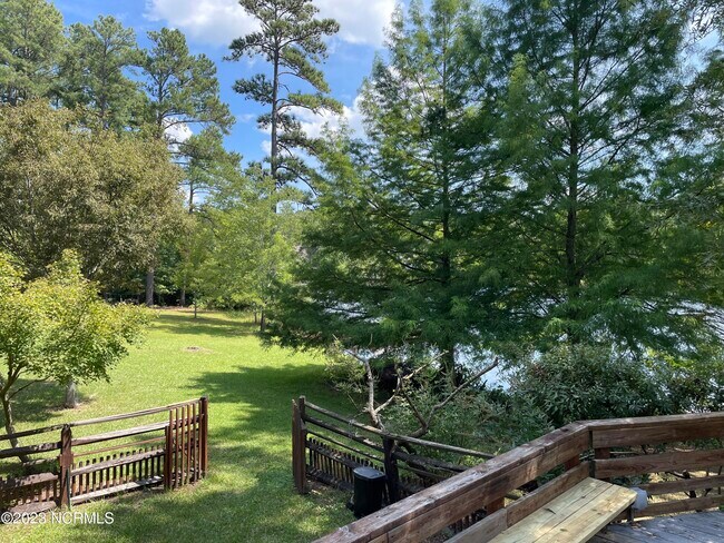Foto del edificio - 245 Lakeside Dr