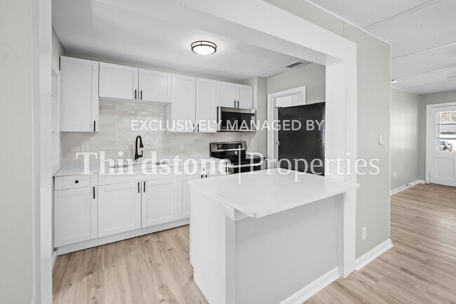 Building Photo - 4554 Crescent St