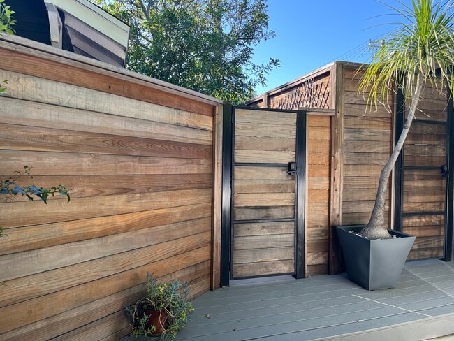 Building Photo - 7022 De Longpre Ave