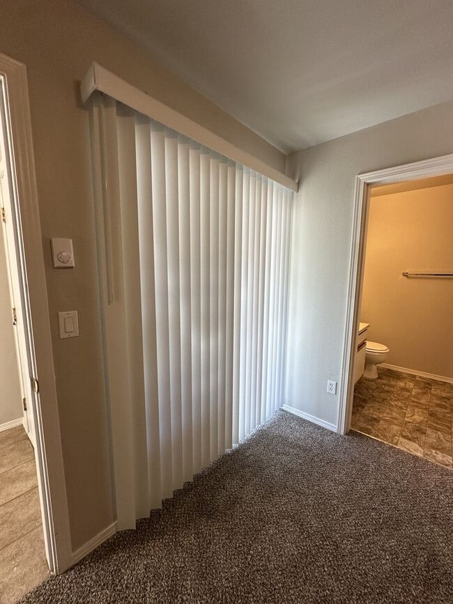 Building Photo - Canyon Triplex - 00000-CANYON-00