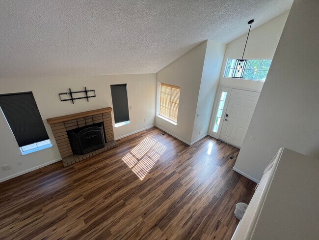 Building Photo - Quiet Neighborhood - Extra Large 2 Bedroom...