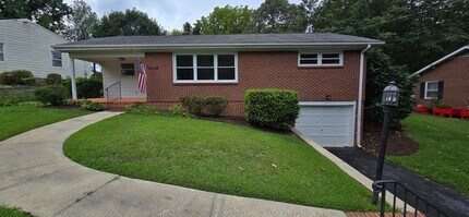 Building Photo - 1224 Lamont Dr