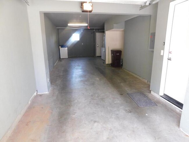 Building Photo - 2 bedroom in Hayward CA 94541