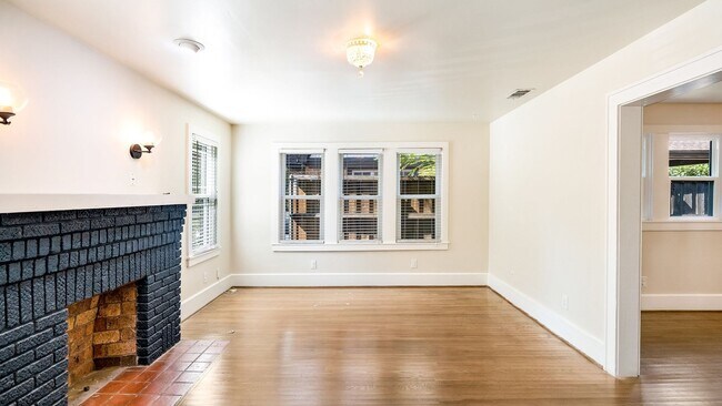 Building Photo - Charming 2-Bed, 2-Bath Tudor in North Oak ...