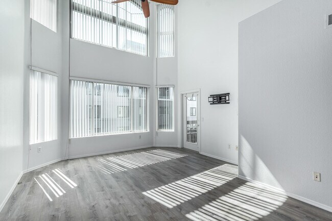 Building Photo - 435 W Rio Salado Pkwy