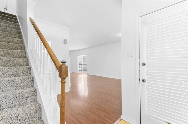 Building Photo - 7350 Kirby Dr