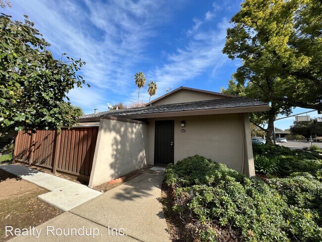 Building Photo - 2 br, 1 bath House - 8617 La Riviera Dr Un...