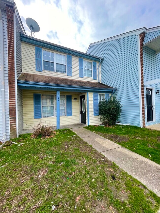 Foto del edificio - A MUST-SEE TWO BEDROOM 1.5 BATH TOWNHOME I...