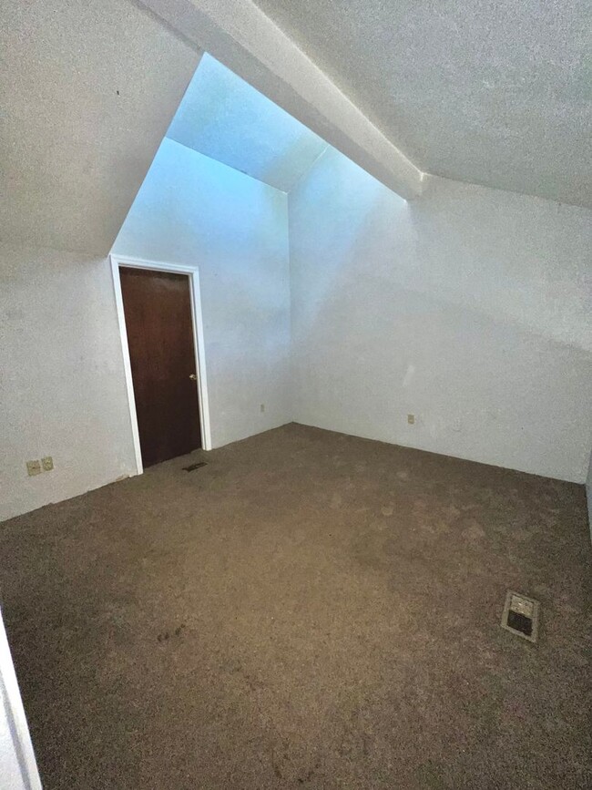 Building Photo - Great 2BD/2BA townhome! Brand new CARPET