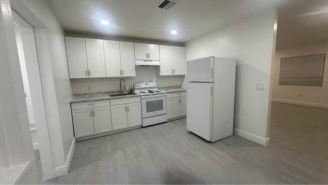 Building Photo - 3373 Hi St