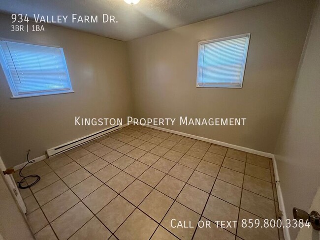 Building Photo - CHARMING 3 BEDROOM!