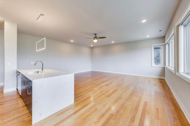 Foto del edificio - 1641 W Grand Ave
