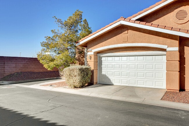 Building Photo - 2890 Red Rooster Ct