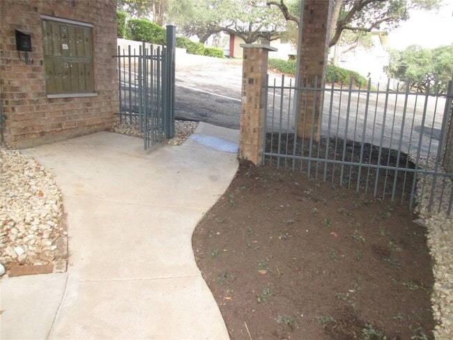 Building Photo - 513 S Park Dr