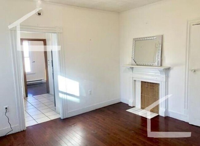 Building Photo - Top Floor-2 with A/C & parking for rent