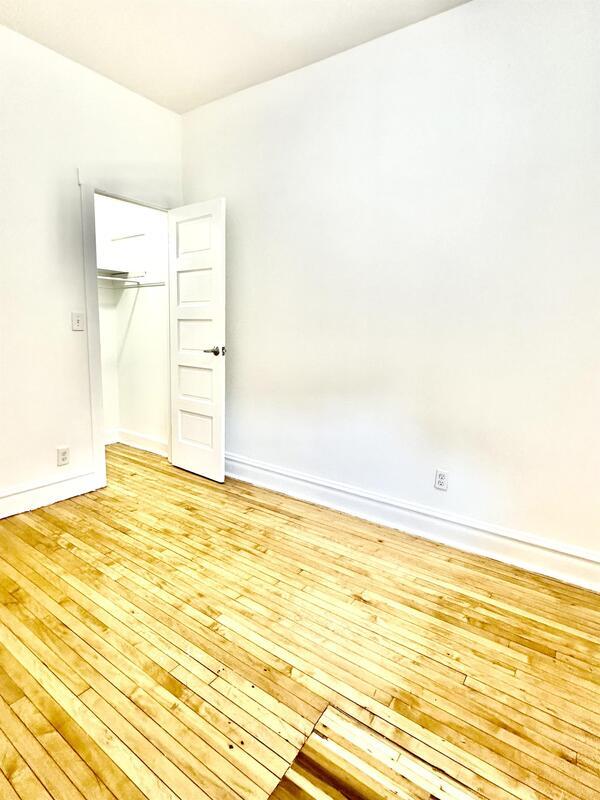 Building Photo - 2303 S Oakley Ave