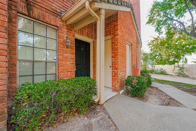 Building Photo - 2211 S Kirkwood Rd