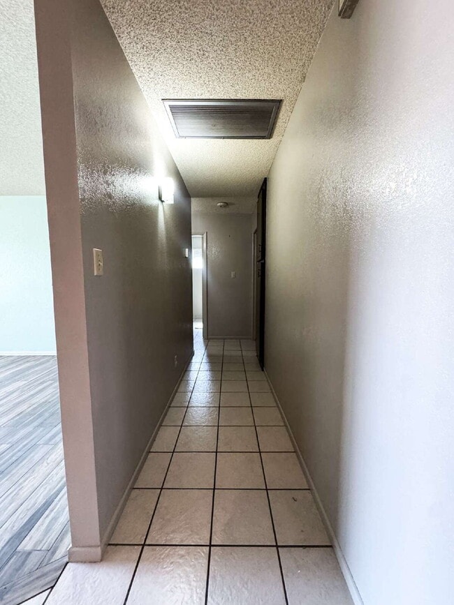 Building Photo - "Charming 3-Bed Oasis with 2 Baths and 170...
