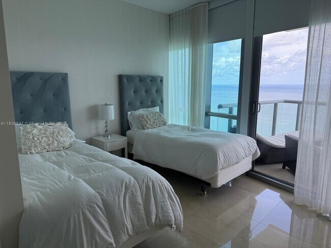 Foto del edificio - 17121 Collins Ave
