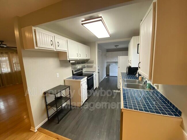 Building Photo - 1007 Sanders Dr