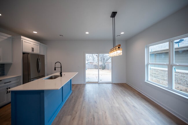 Building Photo - 1304 N Nebraska Ave