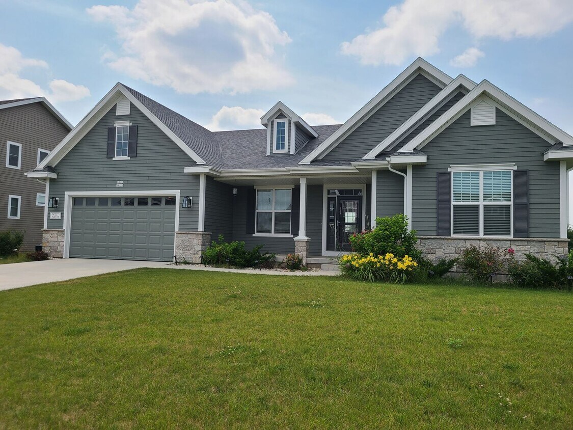 Foto principal - Four Bedroom Three Bath Single Family Home