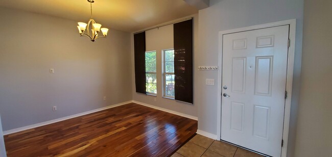 Building Photo - 811 Parker Den Dr