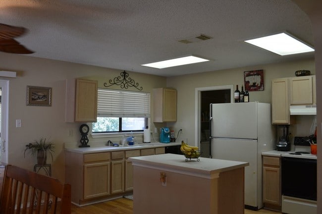 Building Photo - 16307 Walnut Creek Dr