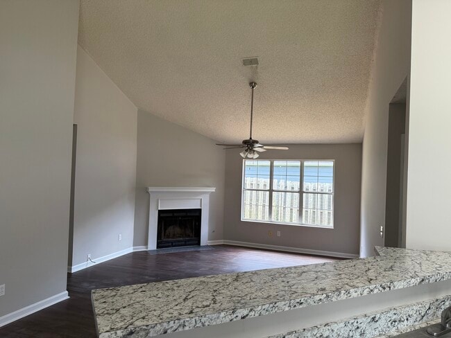 Building Photo - 2400 Glenmore Ct SW