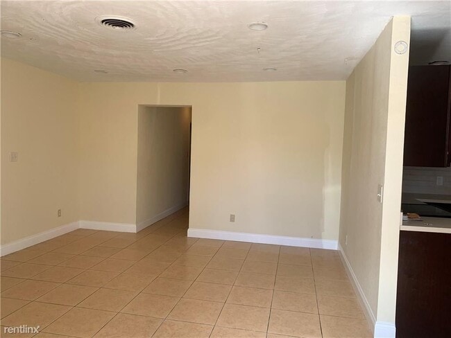 Building Photo - 6 br, 2 bath House - 2701 NW 21st St