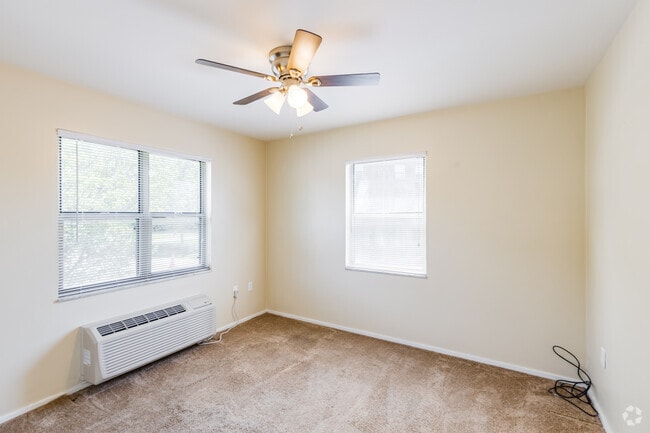 2BR, 1BA - 800SF - Bedroom - Cloverleaf Towers