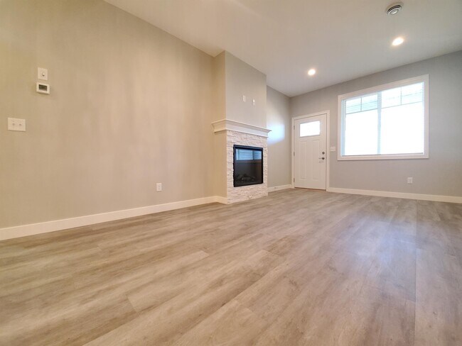 Foto del edificio - 654 Stone Haven Dr NE