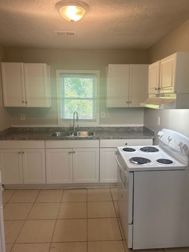 Foto del edificio - 3 Bed, 1 bath in Decatur!