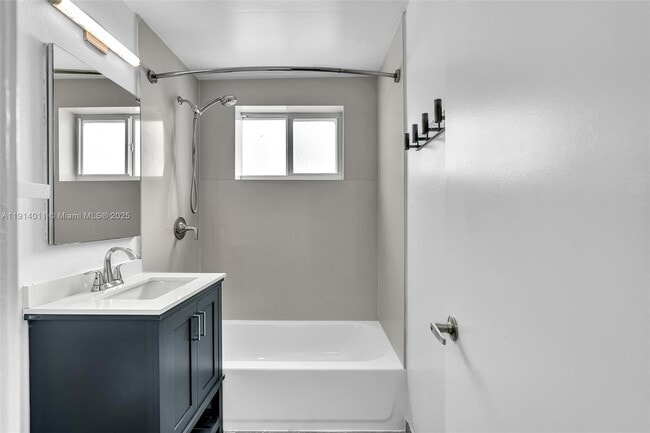 Foto del edificio - 9200 E Bay Harbor Dr