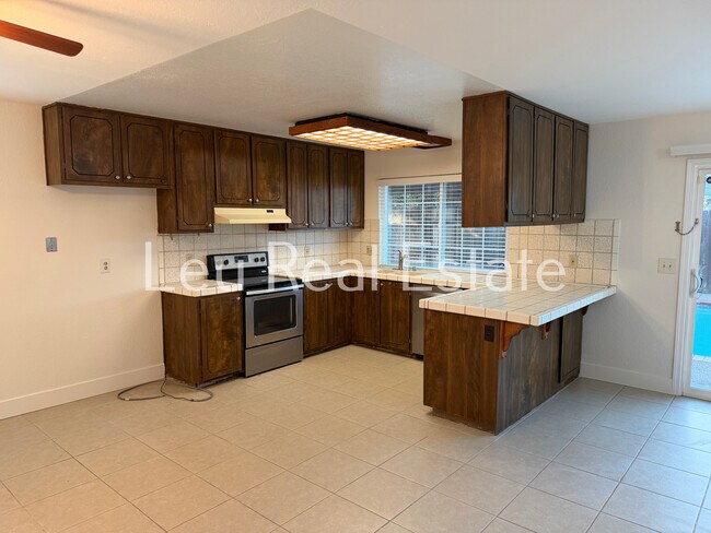 Foto del edificio - 5020 Village Wood Dr