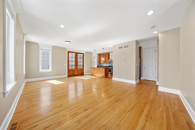 Building Photo - 825 La Grange Rd-C