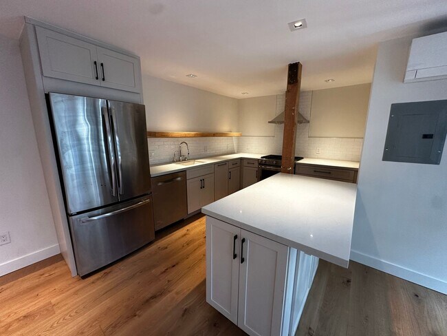 Foto del edificio - Fully Remodeled 1 Bedroom 1.5 Bath Garden Cottage with in unit Laundry